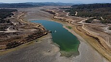 Poslední zbytky vody ve vysychajícím jezeře Pe&#241;uelas v Chile (13. června...
