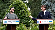Ukrajinský prezident Volodymyr Zelenskyj a jeho francouzský protjek Emmanuel...