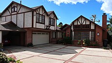 D�m man�elé roz�í�ili do v�ech stran i do vý�ky, tak�e si u domu p�vodn� ve...