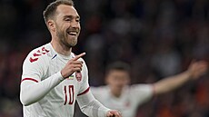 Dánský fotbalista Christian Eriksen se raduje z gólu v zápase s Nizozemskem.