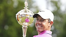 Rory McIlroy s trofejí pro vít�ze turnaje v Torontu.