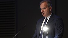 Kandidát na prezidenta hokejového svazu Otakar �erný p�i projevu.