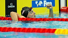 Vít�zné gesto americké plavkyn� Katie Ledecké po triumfu v kraulové �ty�stovce.