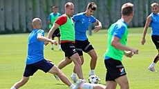 Asistent trenéra Jan Baránek (v erveném triku) se na prvním tréninku zapojil i...