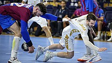 Miha Zarabec (vpravo) z Kielu padá po souboji s  Ludovicem Fabregasem z...