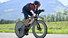 Britský cyklista Geraint Thomas v záv�re�né �asovce závodu Kolem �výcarska.