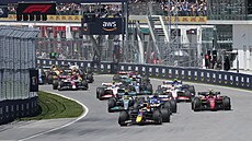 Startovní pole Velké ceny Kanady F1 krátce po startu.