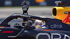 Vítzné gesto Maxe Verstappena z Red Bullu v cíli Velké ceny Kanady F1.