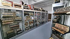 Pohled na �ást ob�í sbírky litovelského Muzea harmonik. Více ne� t�i stovky...