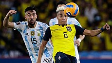 Byron Castillo (vpravo) z Ekvádoru si hlídá mí� Nicolásem Gonzálezem z...