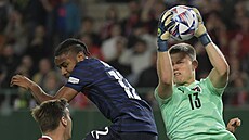 Rakouský branká� Patrick Pentz polapil mí� v zápase s Francií.