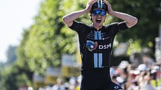 Norský cyklista Andreas Leknessund slaví výhru na závod� Kolem �výcarska.