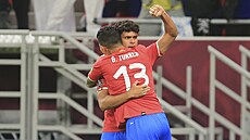 Kostari�tí fotbalisté slaví gól.
