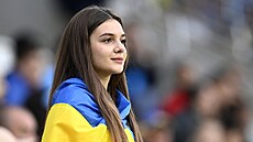 Ukrajinská fanynka ped zápasem se Severním Irskem