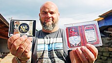 Jií Ondejík sbírá hokejové karty, na vtin je Jaromír Jágr.