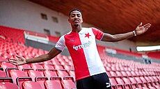 Brazilský obránce Eduardo Santos pózuje v dresu Slavie Praha.