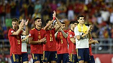 Španělští fotbalisté děkují fanouškům za podporu po vítězství nad Českem.
