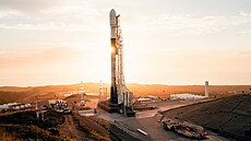 Falcon 9 na ramp� SLC-4E p�ed misí Radarsat