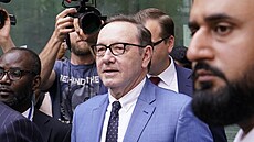 Kevin Spacey pi odchodu ze soudu (Londýn, 16. ervna 2022)