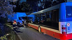 V Horoušanech v Praze-východ se v pondělí večer srazilo nákladní auto s...