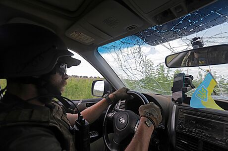 Ukrajintí vojáci jedou autem nedaleko obce v Doncké oblasti. (8. ervna 2022)