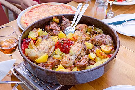 Peka: Tradiní chorvatské jídlo pipravené v oteveném krbu. Pod poklicí se...