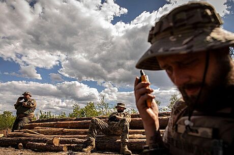 Ukrajinský voják na Donbasu naslouchá rozkazm z vysílaky. (20. kvtna 2022)