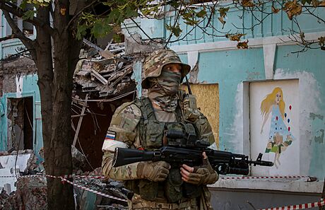 Ruský voják hlídkuje u zniené koly v ukrajinském Mariupolu. (13. ervna 2022)