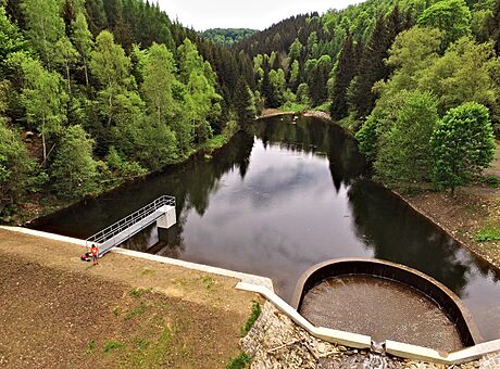 V lesích na Chomutovsku, poblí hranic s Nmeckem, byla obnovena vodní nádr...