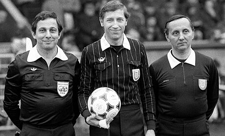 Fotbalový rozhodí Ivan Grégr (vlevo) na snímku z roku 1986.
