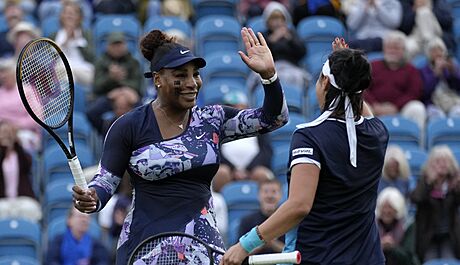 Serena Williamsová a Ons Dabúrová se radují z povedené akce.