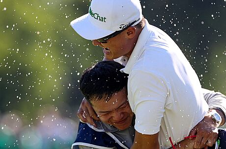ínský golfista Li Chao-tchung (nahoe) slaví výhru na turnaji v Mnichov.