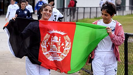 PRY OD TÁLIBÁNU. Afghánské fotbalové reprezentantky zosnovaly i díky pomoci ze...