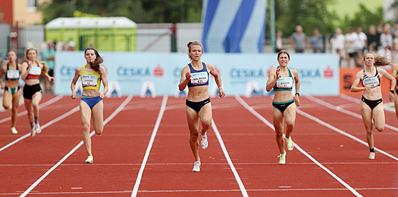 Barbora Malíková (uprostřed) na domácím šampionátu v Hodoníně.