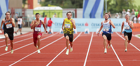 Sprint na mistrovství R. Ve lutém dresu bí Eduard Kubelík.