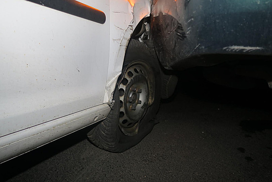 idii v Chebu praskla za jízdy pneumatika, naboural tyi zaparkovaná auta.