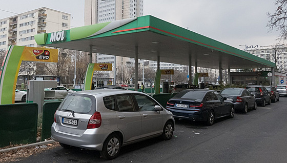 Kolona aut u maďarské čerpací stanice MOL (březen 2022, ilustrační snímek)
