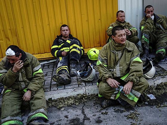 Hasii odpoívají po práci v nákupním centru v Kremenuku, které zasáhla ruská...