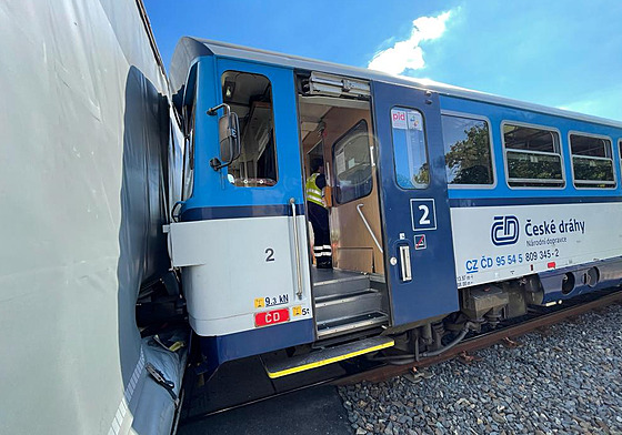 Ve Šluknově se vlak srazil s kamionem. Ve vlaku se zranilo pět cestujících.