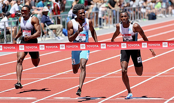 Americký sprinter na 200 metr Noah Lyles (uprosted) poráí na národním...