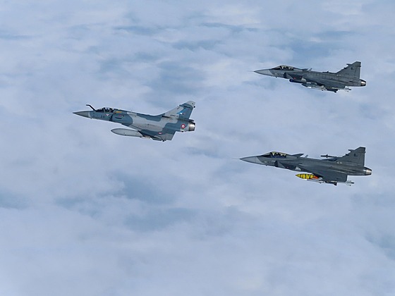 České gripeny a letoun Mirage 2000 francouzského letectva během mise v Pobaltí