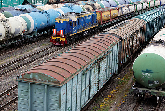 Nákladní vlak na seaovacím nádraí v Kaliningradu. Litva v souvislosti se...