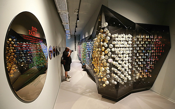 Muzeum skla a bižuterie zaplnila netradičně řešená expozice největší sbírky...