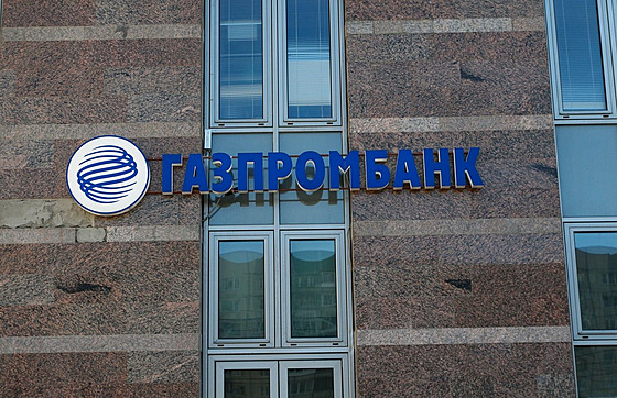 Logo tetí nejvtí ruské banky Gazprombank. (27. února 2022)