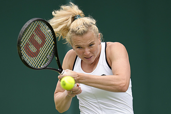 Kateina Siniaková v prvním kole Wimbledonu proti Polce Maje Chwaliské.