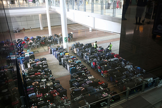 Na londýnském letiti Heathrow nestíhají odbavit zavazadla cestujících. (19....