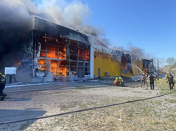 Ruská armáda zaútoila na obchodní centrum v ukrajinském Kremenuku. (27....