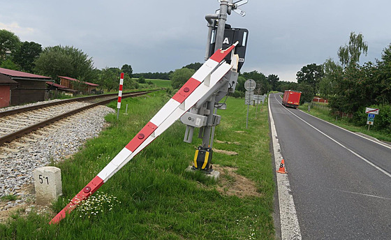 Řidič kamionu poničil závoru, protože vjel na železniční přejezd v Tchořovicích v době, kdy se stahovaly.