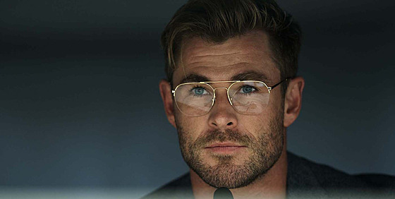 Chris Hemsworth jako vdec s neistými úmysly.