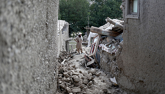 Afghánský mu uprosted trosek domu po niivém zemtesení v Afghánistánu. (23....